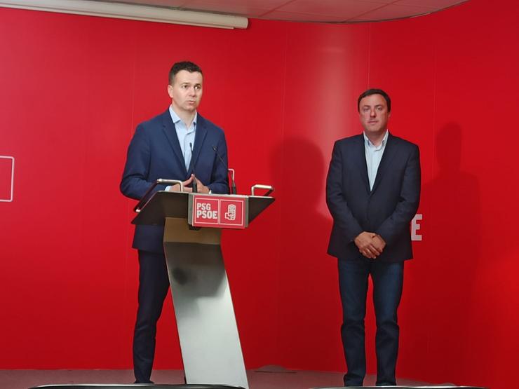 O portavoz do PSOE no Congreso dos Deputados, Héctor Gómez, e o secretario xeral do PSdeG, Valentín González Formoso, en rolda de prensa / Europa Press