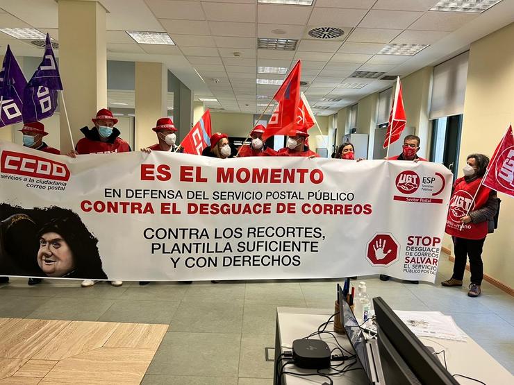 Peche de representantes sindicais de CC.OO. E UXT na xefatura provincial de Correos en Pontevedra.. CCOO E UXT / Europa Press