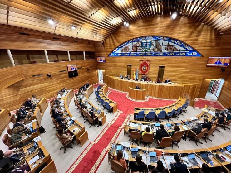 Primeiro pleno do Parlamento de Galicia desde o fin das máscaras obrigatorias en interiores, cos deputados do hemiciclo galego facendo uso deste elemento de protección