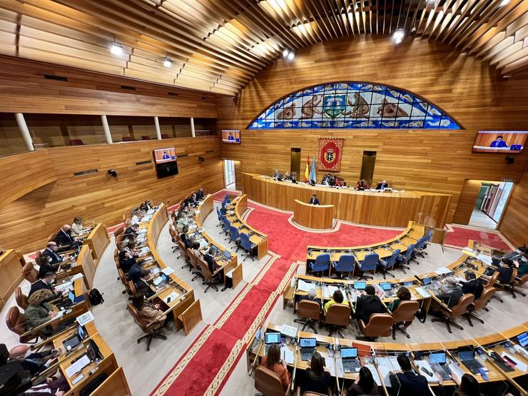 Primeiro pleno do Parlamento de Galicia desde o fin das máscaras obrigatorias en interiores, cos deputados do hemiciclo galego facendo uso deste elemento de protección 