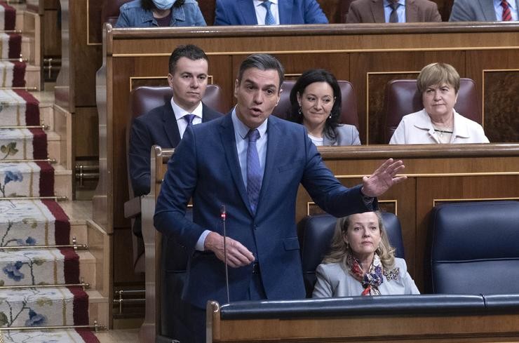 O presidente do Goberno de España, Pedro Sánchez, intervén nunha sesión plenaria, no Congreso dos Deputados 