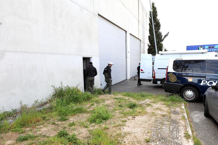 Varios axentes nun edificio o día en que levaron a cabo un novo operativo contra o narcotráfico, a 26 de abril de 2022, na provincia de Pontevedra.. Beatriz Ciscar - Europa Press