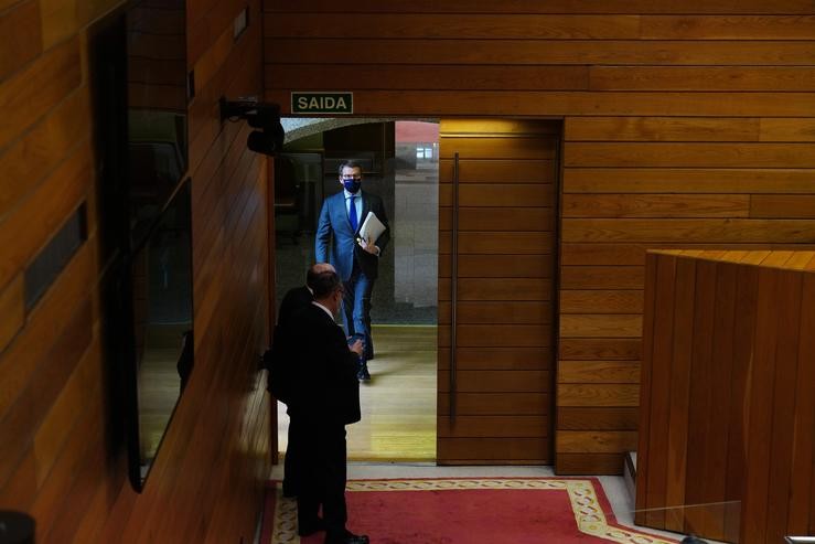 O presidente da Xunta de Galicia, Alberto Núñez Feijóo (c), entra pola porta para participar na súa última sesión de control, no Parlamento de Galicia, a 27 de abril de 2022, en Santiago de Compostela, A Coruña, Galicia (España). Trátase da ú. Álvaro Ballesteros - Europa Press