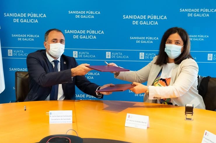 O conselleiro de Sanidade, Xullo García Comesaña, e a alcaldesa deggg Meis, Marta Giráldez Barral, asinan un convenio.. XUNTA / Europa Press