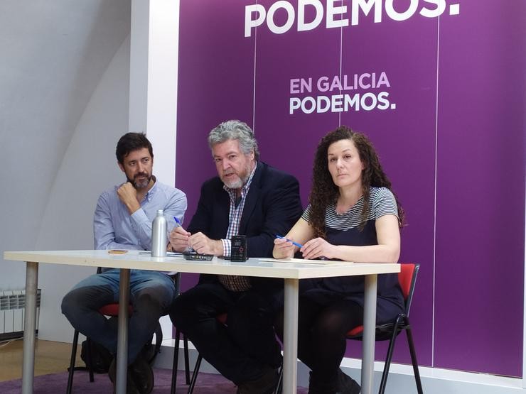 O secretario xeral de Podemos Galicia, Antón Gómez-Reino, o deputado de Unidas Podemos Juan López de Uralde e a coordinadora de Alianza Verde en Galicia, Montse Valencia, durante a presentación de Alianza Verde 