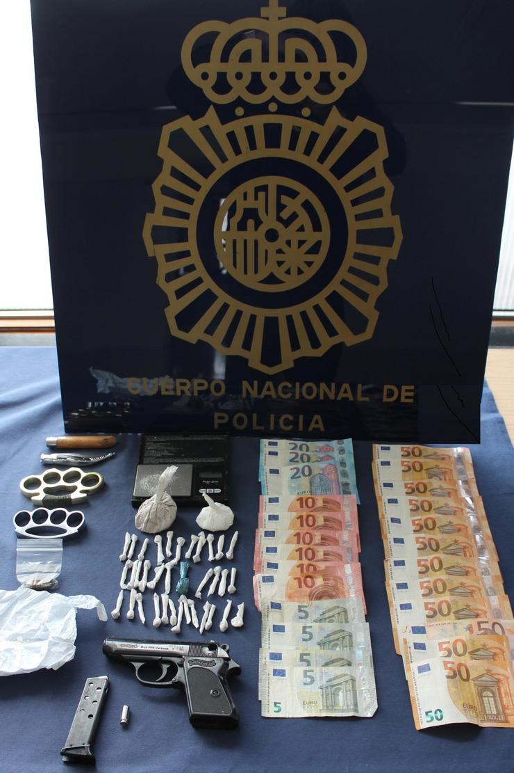 Material intervido nunha operación contra a venda de droga. POLICÍA NACIONAL