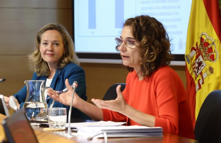A vicepresidenta primeira e ministra de Asuntos Económicos e Transformación Dixital, Nadia Calviño (esquerda), e a ministra de Facenda, María Jesús Montero,a 29 de abril 