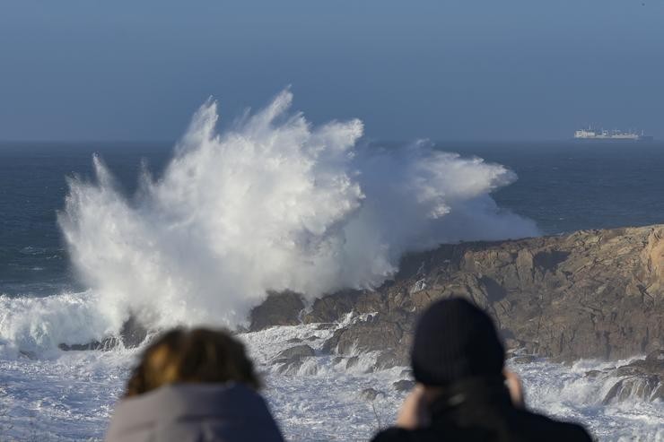 Dúas persoas observan a ondada na Coruña / M. Dylan - Arquivo 