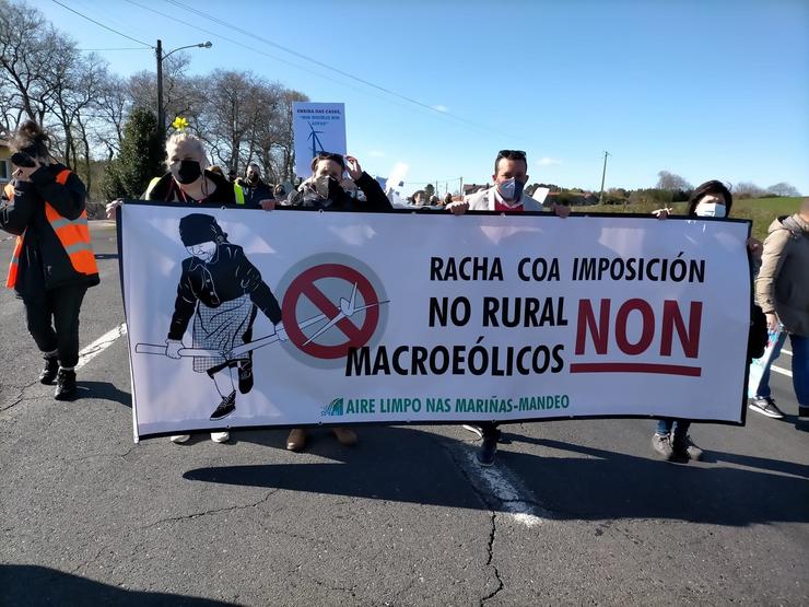 Unha manifestación anterior en Curtis contra a "invasión" eólica / AIRE LIMPO NAS MARIÑAS-MANDEO.