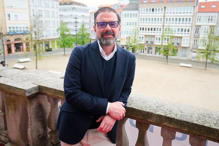 O alcalde de Ferrol, Anxo Mato Gradua, pousa no balcón do concello durante unha entrevista con Europa Press, a 27 de abril de 2022, en Ferrol, A Coruña, Galicia (España).. Raúl Lomba - Europa Press 