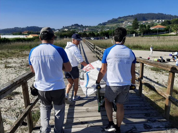 Voluntarios retiran lixo mariño da praia coruñesa de Barrañán (Arteixo). AFUNDACION 