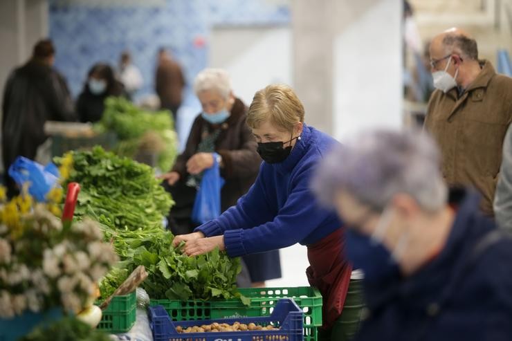 Varias persoas nun posto local de verduras e produtos do campo, no mercado tradicional da Praza de Abastos de Lugo, a 22 de marzo de 2022, en Lugo, Galicia (España). O paro convocado a nivel nacional pola Plataforma para a Defensa do Sect. Carlos Castro - Europa Press / Europa Press