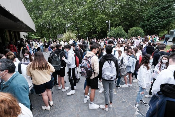 Estudantes fronte a unha facultade en Santiago de Compostela 