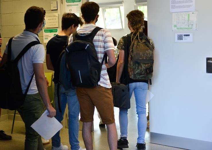 Un grupo de estudantes fai cola para entrar a unha aula. Glòria Sánchez - Europa Press - Arquivo