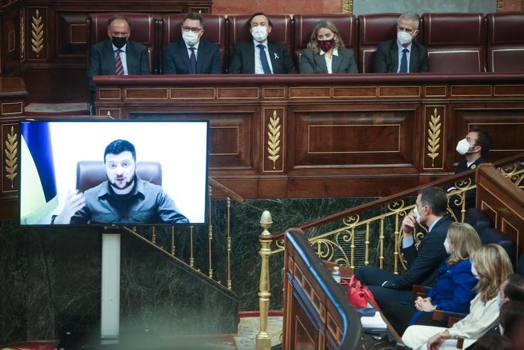 O presidente de Ucraína, Volodímir Zelenski, intervén telematicamente no hemiciclo do Congreso 