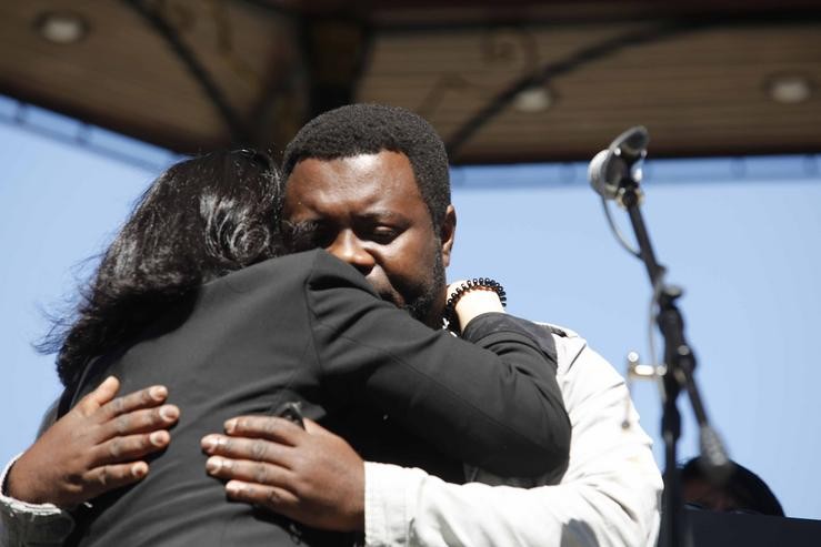 A portavoz dos familiares dos desaparecidos do naufraxio, e filla dun deles, María José Do Pazo (i), abraza a Samuel Kwesi, sobrevivente do naufraxio en Terranova (Canadá).. Javier Vázquez - Europa Press 