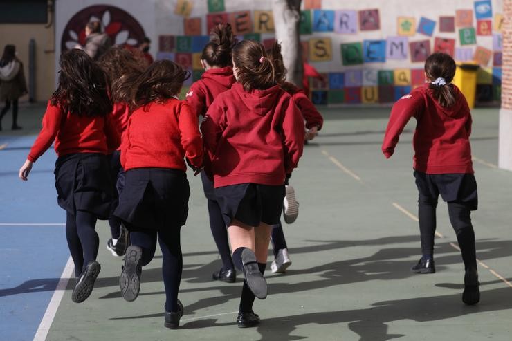 Un grupo de nenos correndo polo patio do Colexio Branca de Castela, en Madrid. Isabel Infantes - Europa Press - Arquivo