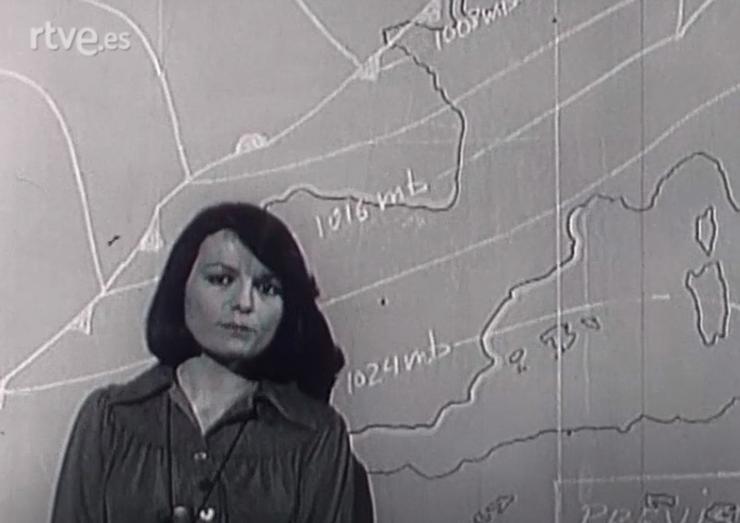 A meteoróloga galega Pilar Sanjurjo presenta o tempo nas informativo 'Noticias na 2', no ano 1975.. ARQUIVO RTVE 