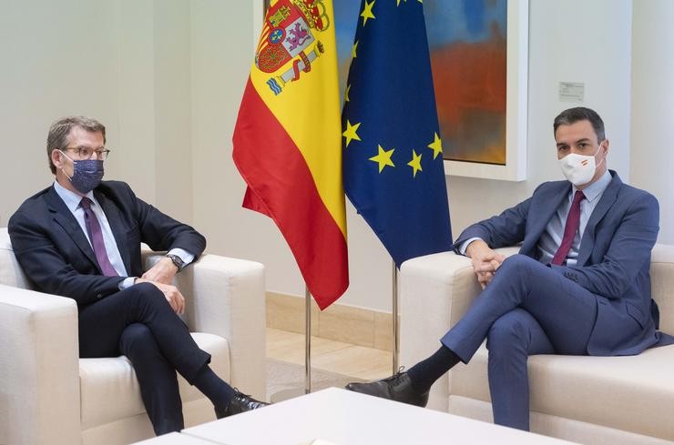 O presidente nacional do PP, Alberto Núñez Feijóo (i) e o presidente do Goberno, Pedro Sánchez (d), durante a súa reunión na Moncloa, a 7 de abril de 2022, en Madrid (España). Trátase da primeira reunión no Palacio da Moncloa tras o nombram. Alberto Ortega - Europa Press