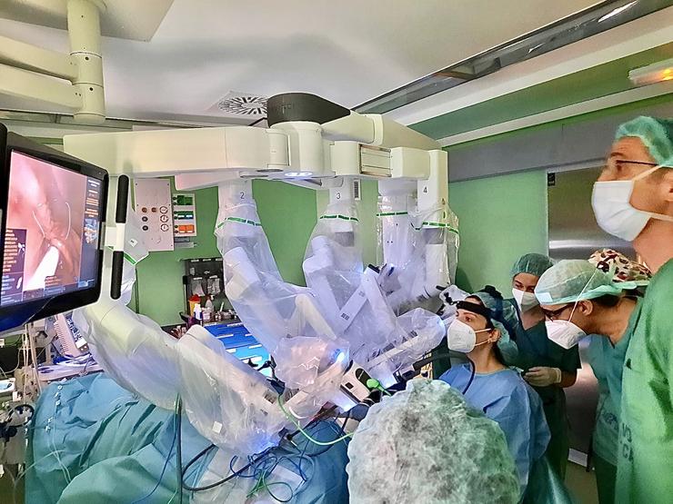 Otorrinos do Complexo Hospitalario Universitario de Pontevedra operan por primeira vez co robot cirúrxico Dá Vinci.. ÁREA SANITARIA DE PONTEVEDRA E O Salnés 