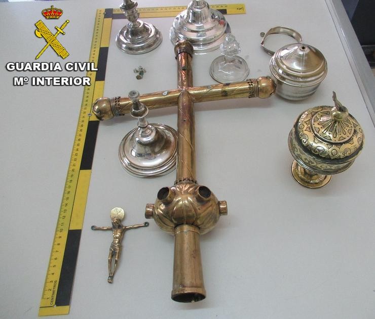 Obxectos recuperdos pola Garda Civil roubados en igrexas de Sanxenxo.. GARDA CIVIL / Europa Press