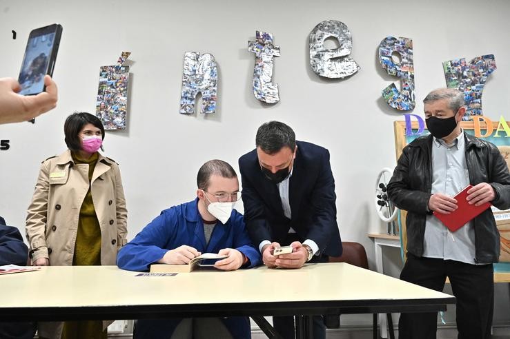 O presidente da Deputación da Coruña, Valentín González Formoso, visita a Asociación Integro. TORRECILLA 