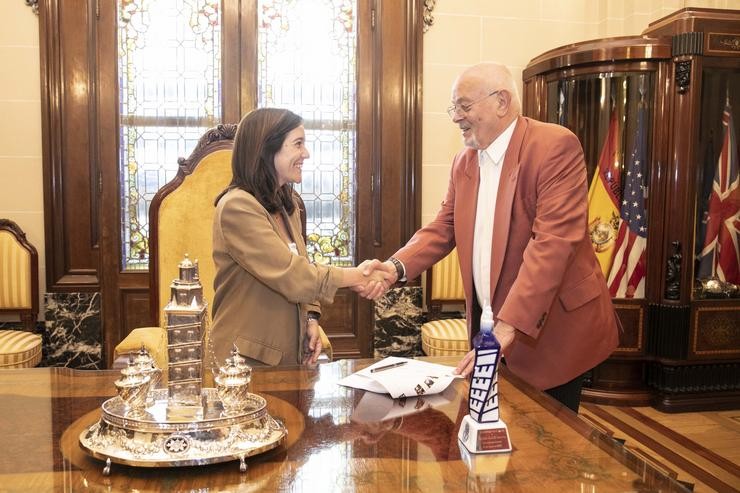 A alcaldesa da Coruña, Inés Rei, recibe os obxectos doados por familiares de María Casares. ANDY PEREZ / Europa Press