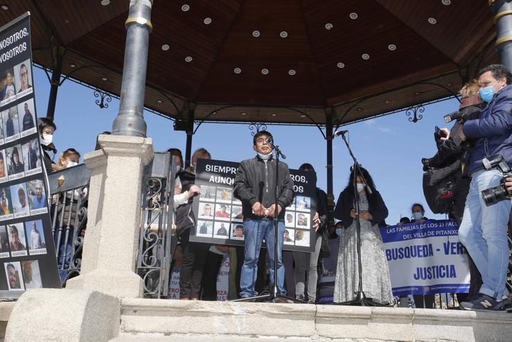 Arquivo - Un familiar, dos desaparecidos do naufraxio, comparece durante unha protesta.. Javier Vázquez - Europa Press - Arquivo / Europa Press