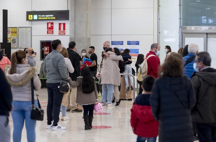 Viaxeiros na terminal T-4 do Aeroporto Adolfo Suárez Madrid-Barallas en imaxe de arquivo / Alberto Ortega - Arquivo