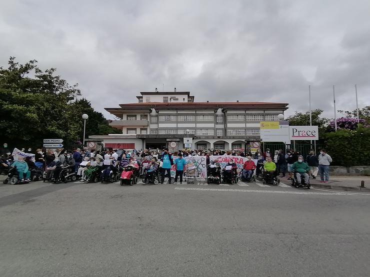 Concentración ás portas do CAMF de Ferrol 