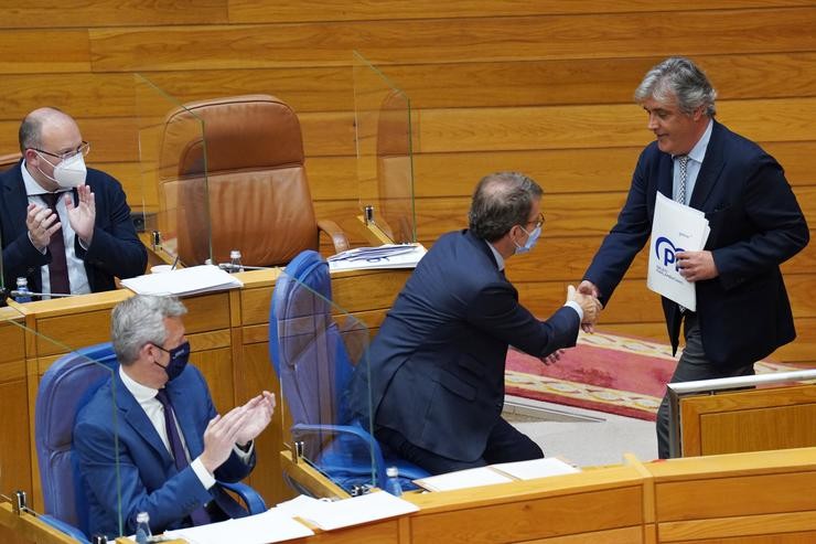 Puy saúda a Feijóo durante a sesión de investidura de Rueda.. Álvaro Ballesteros - Europa Press 