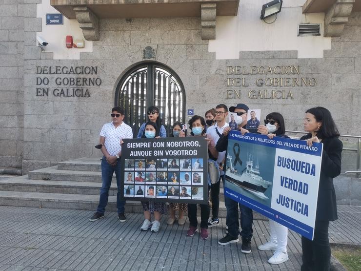 Protesta dos familiares dos 21 falecidos no naufraxio da 'Vila de Pitanxo' ante a Delegación do Goberno en Galicia, na Coruña. 