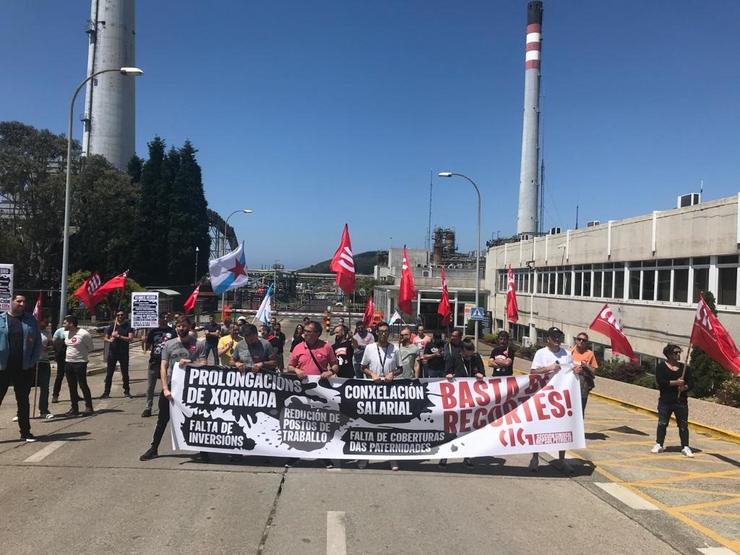 Concentración de representantes da CIG ante a refinaría. CIG 