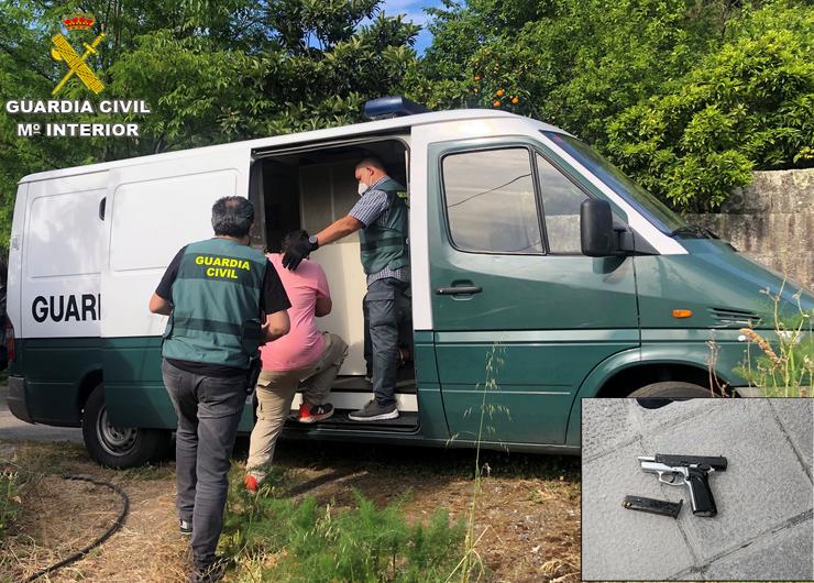 Un dos dous detidos en Pontevedra por roubos con violencia na comarca do Salnés e Caldas de Reis. GARDA CIVIL 