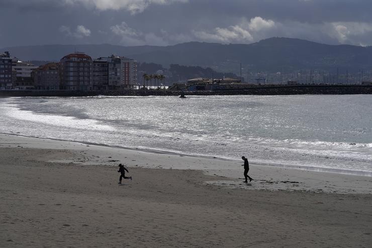 Varias persoas pasean pola praia de Silgar en Sanxenxo, lugar onde un bañista foi atropelado accidentalmente.. Álvaro Ballesteros - Europa Press 