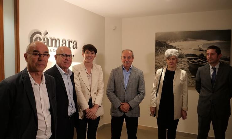A portavoz nacional do BNG, Ana Pontón, xunto a membros da formación nacionalista, reúnese con empresarios na Cámara de Comercio da Coruña. BNG / Europa Press