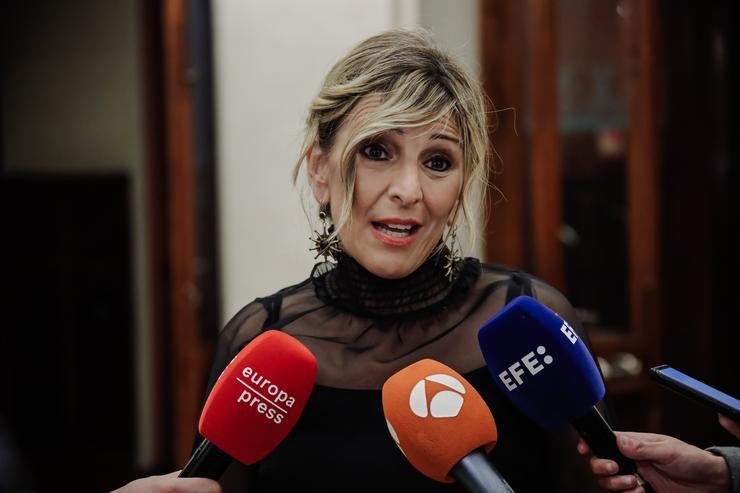 A vicepresidenta segunda e ministra de Traballo e Economía Social, Yolanda Díaz, ofrece declaracións aos medios de comunicación no acto de entrega do Premio CEDRO 2022, na Real Academia Española, a 26 de abril de 2022, en Madrid (España).. Carlos Luján - Europa Press / Europa Press