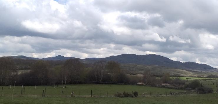 Pico da Aguioncha e montañas de Paradela, en Calvos de Randín 