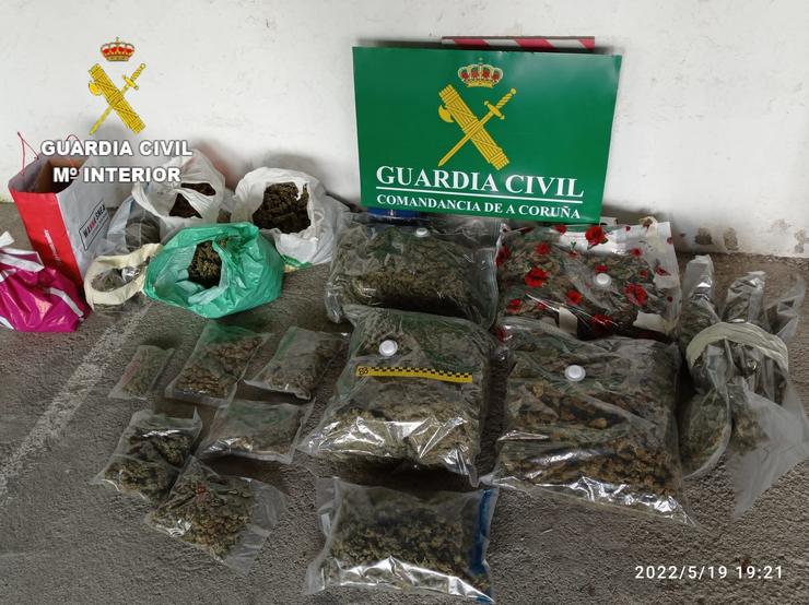 Marihuana intervida pola Garda Civil ao acudir polo incendio dunha vivenda en Rianxo.. GARDA CIVIL 