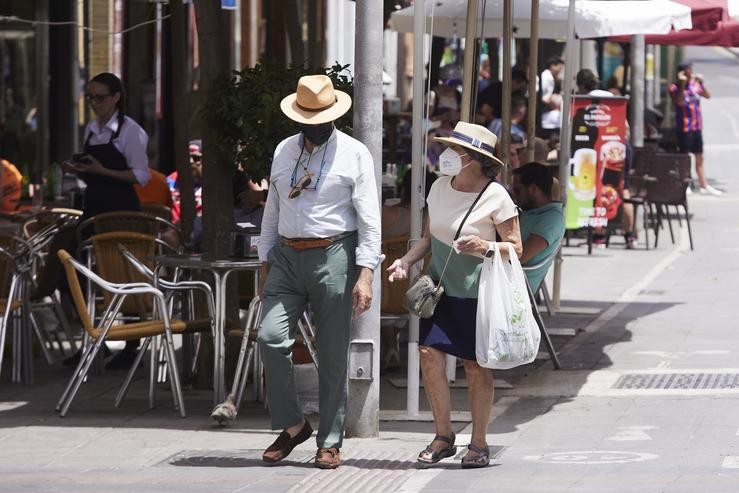 Unha parella, con chapeus, protéxense do Sol durante o primeiro día de altas temperaturas en Sevilla, a 19 de maio de 2022 en Sevilla (Andalucía, España). Joaquin Corchero - Europa Press 