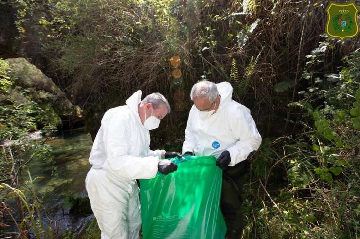 Axentes ambientais atopan os cadáveres de dous cans lanzados ao río Teo, en Covelo (Pontevedra). XUNTA DE GALICIA 