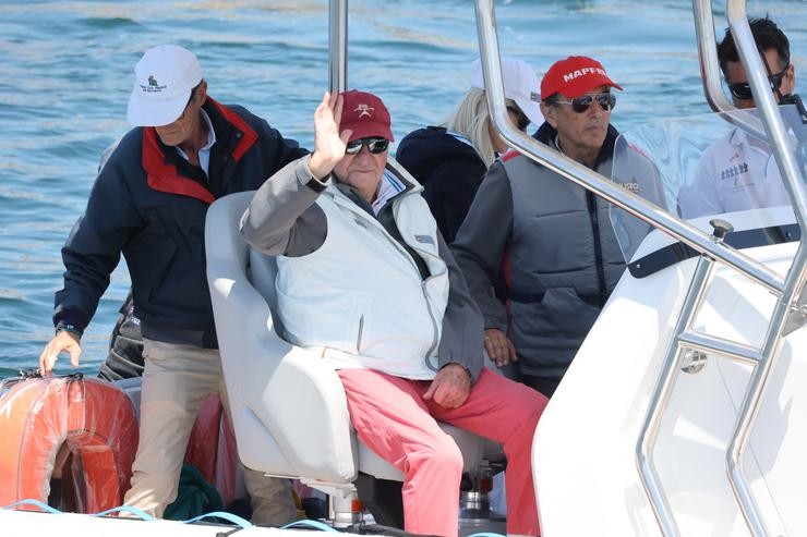 O Rei Juan Carlos e Pedro Campos nunha embarcación auxiliar durante a 3ª Regata do IV Circuíto Copa de España 2022 clase 6m de vela, a 20 de maio de 2022, en Sanxenxo, Pontevedra, Galicia (España).. Raúl Terrel - Europa Press