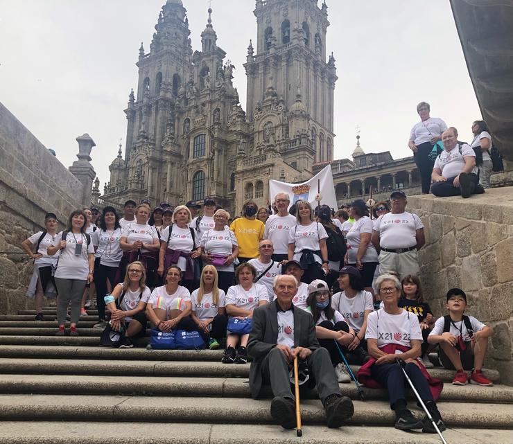 A directora xeral de Turismo, Nava Castro, co grupo de 120 valgueses na súa chegada á Praza do Obradoiro tras finalizar a última etapa do Camiño Portugués de Santiago.. SAMD / Europa Press
