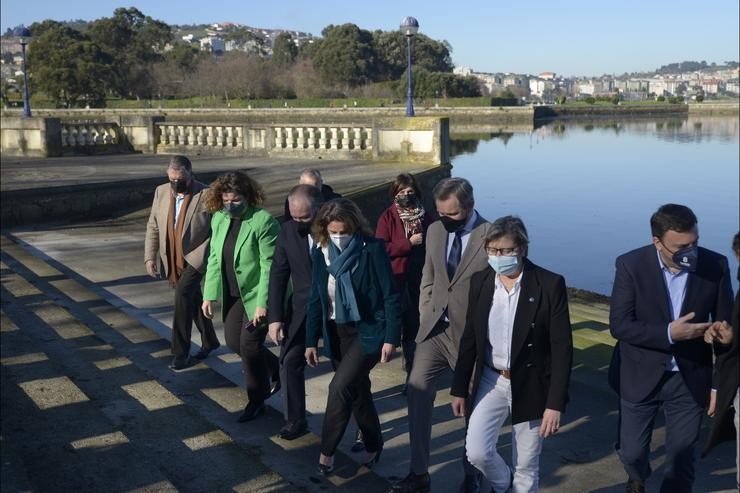 Arquivo - A ministra para a Transición Ecolóxica, Teresa Ribeira; o delegado do Goberno, José Miñones; a conselleira de Mar, Rosa Quintana, na inauguración das obras de dragado da ría do Burgo.. M. Dylan - Europa Press - Arquivo 