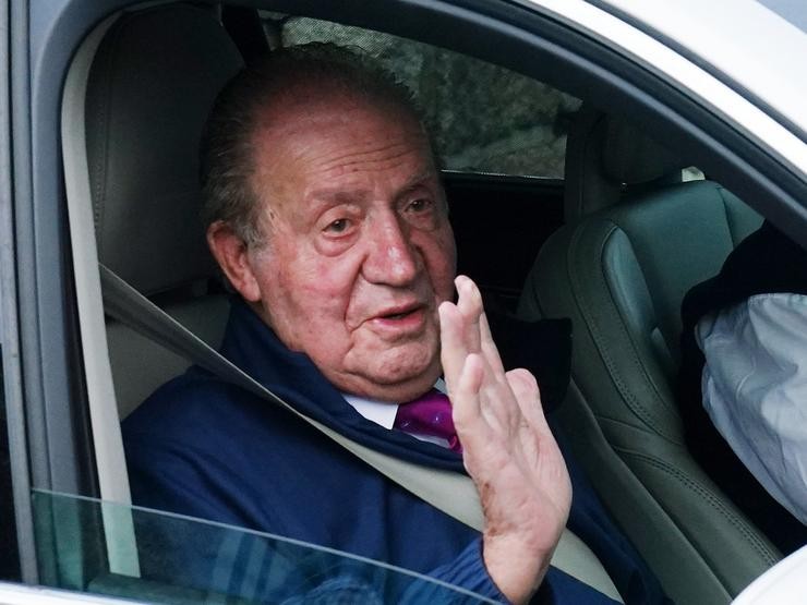 O Rei Emérito Juan Carlos I saúda desde un vehículo á súa saída da casa de Sanxenxo camiño de Madrid. ÁLVARO BALLESTEROS / EUROPA PRESS