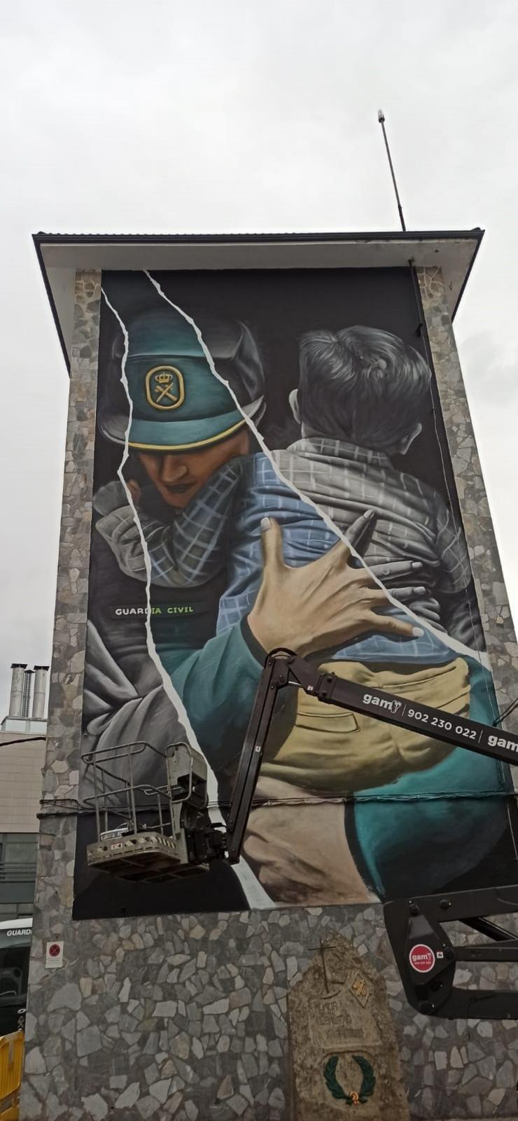 Diego As, autor do mellor grafiti do mundo, a piques de concluír un mural na Comandancia da Garda da Garda Civil de Lugo. / Europa Press