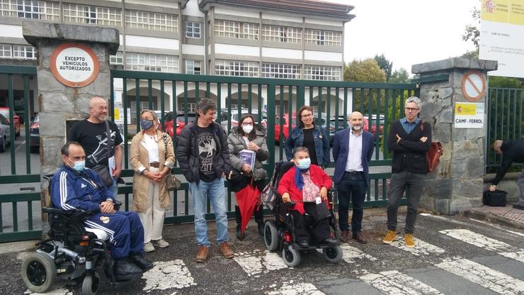 O deputado do BNG, Néstor Rego, con traballadores e usuarios do CAMF de Ferrol 