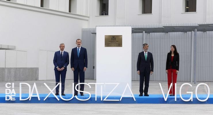 O rei Felipe V, xunto ao presidente da Xunta, Alfonso Rueda; o presidente do CGPJ, Carlos Lesmes; e a ministra de Xustiza, Pilar Llop, xunto á placa conmemorativa con motivo da inauguración da Cidade da Xustiza de Vigo.. JAVIER VÁZQUEZ-EUROPA PRESS / Europa Press