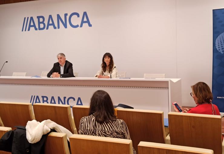 O director do Foro Económico, Santiago Lago, e a codirectora de Rede Localis, Concepción Campos Acuña, en rolda de prensa / Europa Press