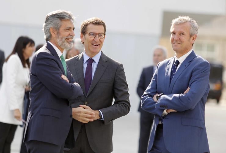 O presidente do CGPJ, Carlos Lesmes, xunto ao presidente do PP, Alberto Núñez Feijóo, e ao presidente da Xunta de Galicia, Alfonso Rueda 